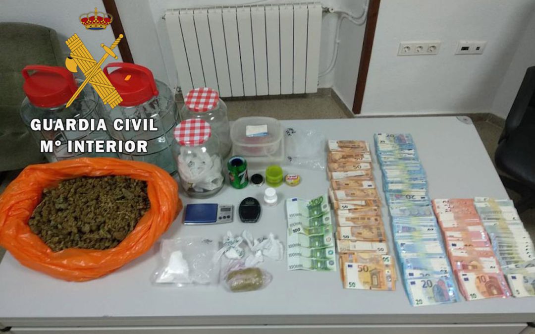 Diferentes tipos de droga y dinero que se ha incautado la Guardia Civil en un operativo en Arjona. Diferentes tipos de droga y dinero que se ha incautado la Guardia Civil en un operativo en Arjona.