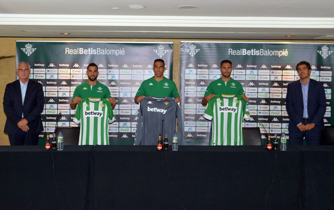 Los tres nuevos jugadores del Betis, Martín Montoya, Claudio Bravo y Víctor Ruiz, entre el director deportivo del club, Antonio Cordón, y el presidente, Ángel Haro. Los tres nuevos jugadores del Betis, Martín Montoya, Claudio Bravo y Víctor Ruiz, entre el director deportivo del club, Antonio Cordón, y el presidente, Ángel Haro.