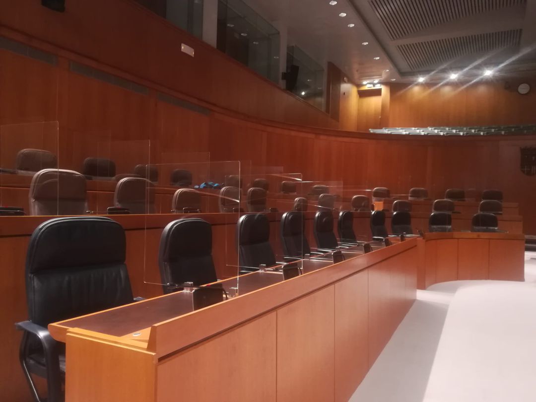Se han instalado mamparas en el parlamento Se han instalado mamparas en el parlamento