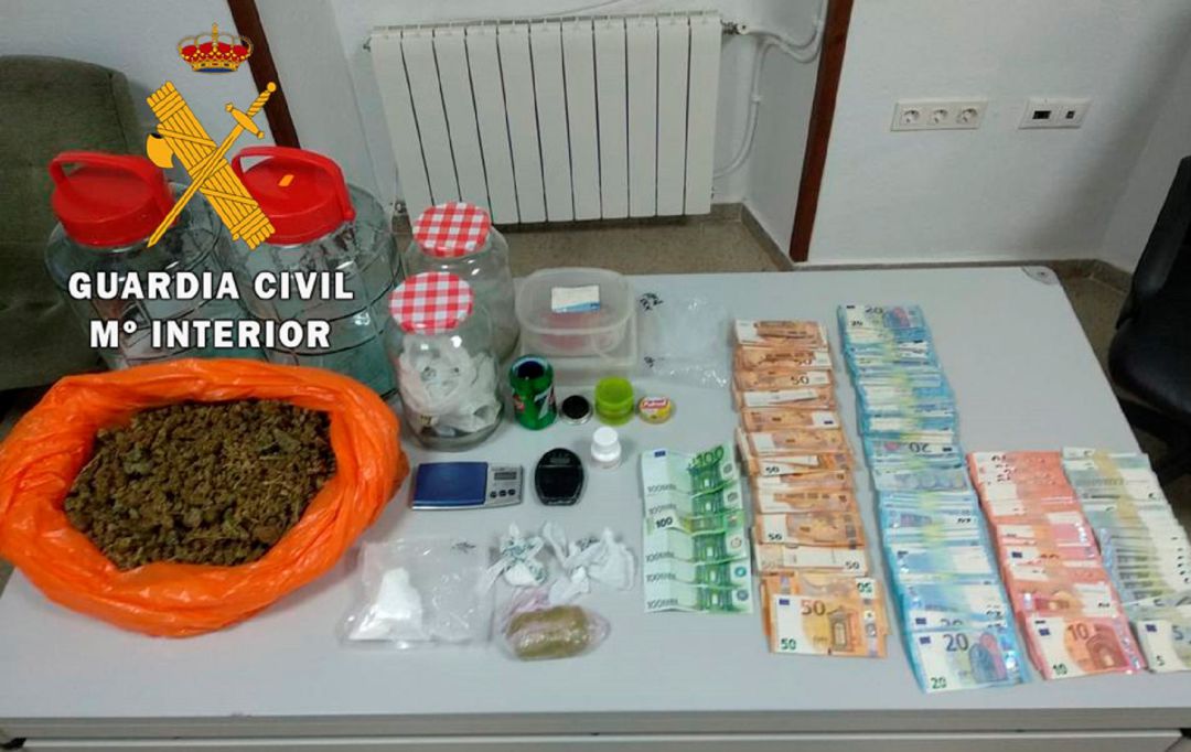 Material incautado por la Guardia Civil en la investigación llevada a cabo en un domicilio de Arjona. Material incautado por la Guardia Civil en la investigación llevada a cabo en un domicilio de Arjona.