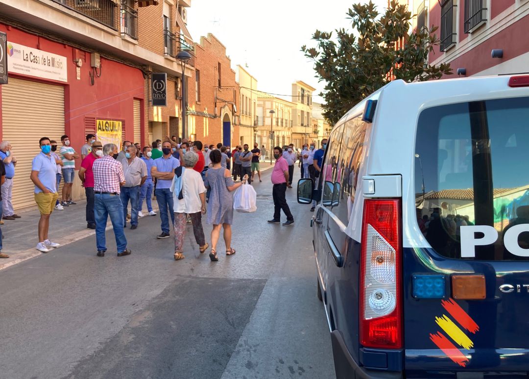 Más de un centenar de viticultores se concentran a las puertas de la D.O. Valdepeñas Más de un centenar de viticultores se concentran a las puertas de la D.O. Valdepeñas