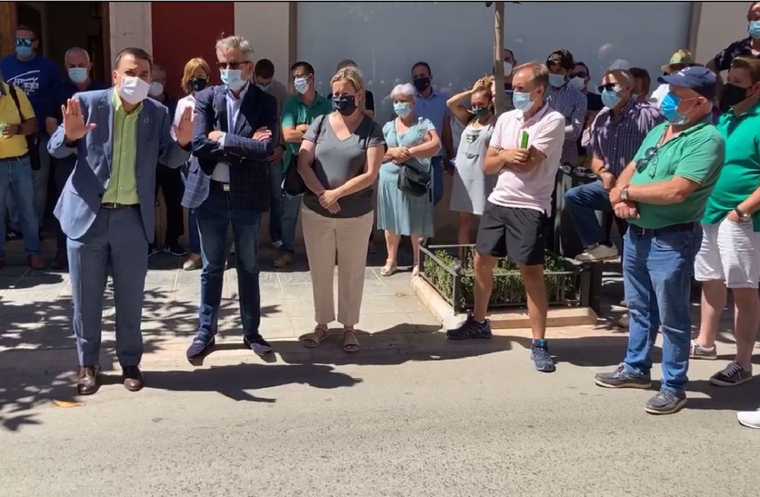 El consejero de Agricultura, Francisco Martínez Arroyo, junto con el actual presidente de la DO Valdepeñas, Jesús Martín, a las puertas de esta Denominación de Origen, explicando a los viticultores concentrados los acuerdos alcanzados El consejero de Agricultura, Francisco Martínez Arroyo, junto con el actual presidente de la DO Valdepeñas, Jesús Martín, a las puertas de esta Denominación de Origen, explicando a los viticultores concentrados los acuerdos alcanzados