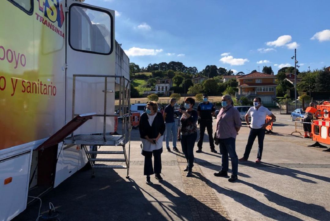 La alcaldesa de Avilés, Mariví Monteserín, durante la visita al auto COVID. La alcaldesa de Avilés, Mariví Monteserín, durante la visita al auto COVID.
