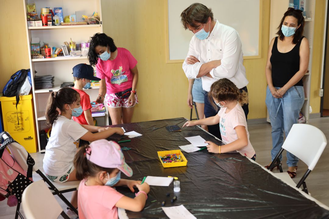 Javier Ayala (c), durante una visita a una Fuenlicolonia este verano. Javier Ayala (c), durante una visita a una Fuenlicolonia este verano.