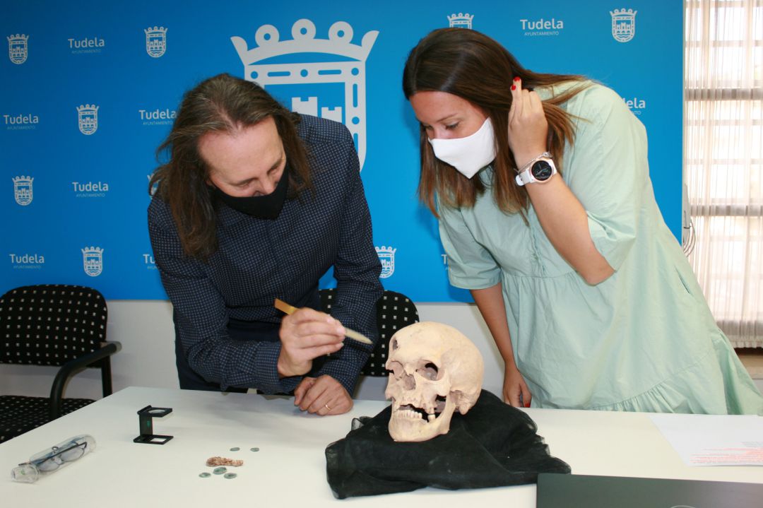 El arqueólogo, Juanjo Bienes y la concejal, Irune García observan los hallazgos El arqueólogo, Juanjo Bienes y la concejal, Irune García observan los hallazgos