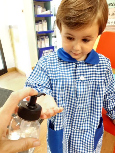 Un niño echándose gel hidroalcohólico Un niño echándose gel hidroalcohólico