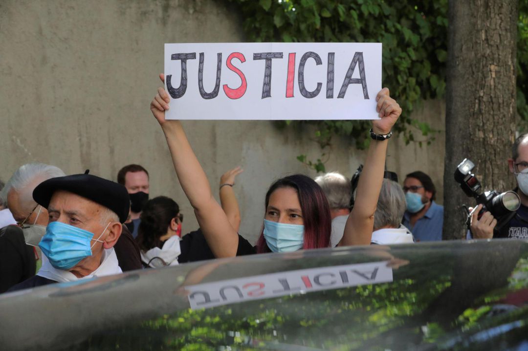 Varias familiares de víctimas participan en una protesta frente a la Embajada Argentina en Madrid, este jueves, durante la jornada en que el exministro del Interior Rodolfo Martín Villa declara ante la jueza argentina María Servini, acusado de 12 muertes ocasionadas por disparos de las Fuerzas y Cuerpos del Seguridad del Estado que él dirigía cuando estaba al frente del departamento (1976-1979). Varias familiares de víctimas participan en una protesta frente a la Embajada Argentina en Madrid, este jueves, durante la jornada en que el exministro del Interior Rodolfo Martín Villa declara ante la jueza argentina María Servini, acusado de 12 muertes ocasionadas por disparos de las Fuerzas y Cuerpos del Seguridad del Estado que él dirigía cuando estaba al frente del departamento (1976-1979).
