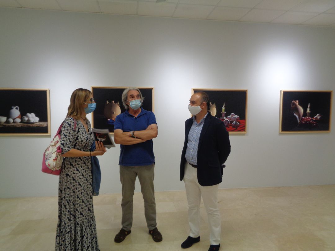 'Sacris' enseña la exposición a la alcaldesa, Raquel González, y al concejal de Cultura, Emilio Berzosa 'Sacris' enseña la exposición a la alcaldesa, Raquel González, y al concejal de Cultura, Emilio Berzosa