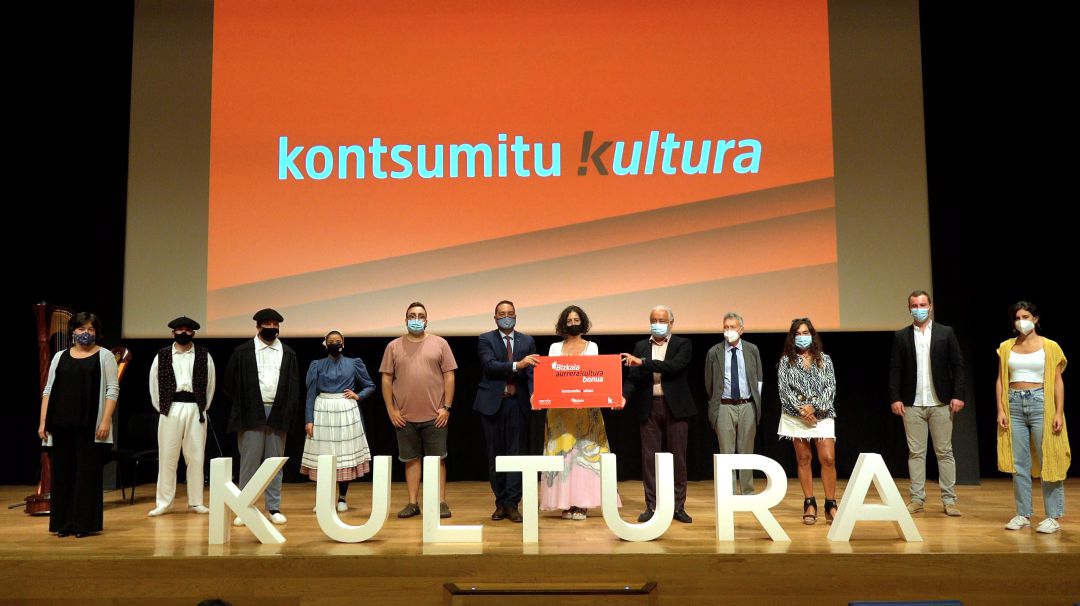 Los bonos han sido presentados con un acto en el Palacio Euskalduna que ha contado con la presencia de artistas e instituciones Los bonos han sido presentados con un acto en el Palacio Euskalduna que ha contado con la presencia de artistas e instituciones