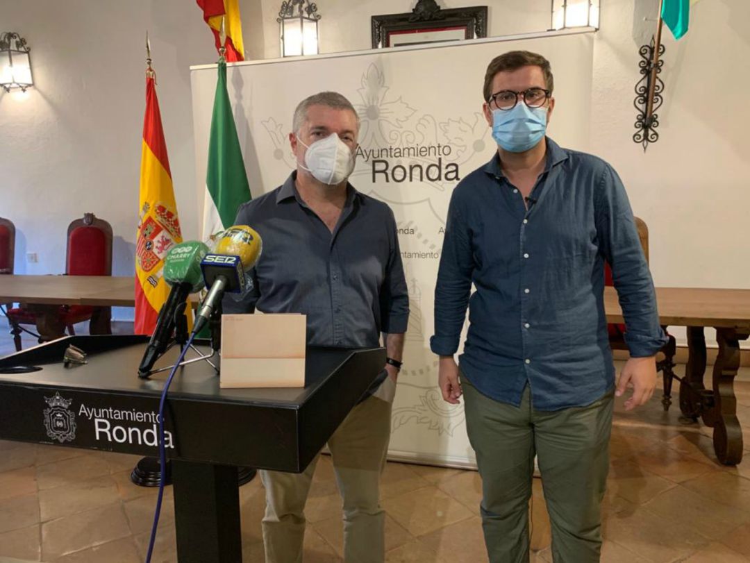 El poeta Álvaro García junto al concejal de Cultura, Ángel Martínez El poeta Álvaro García junto al concejal de Cultura, Ángel Martínez