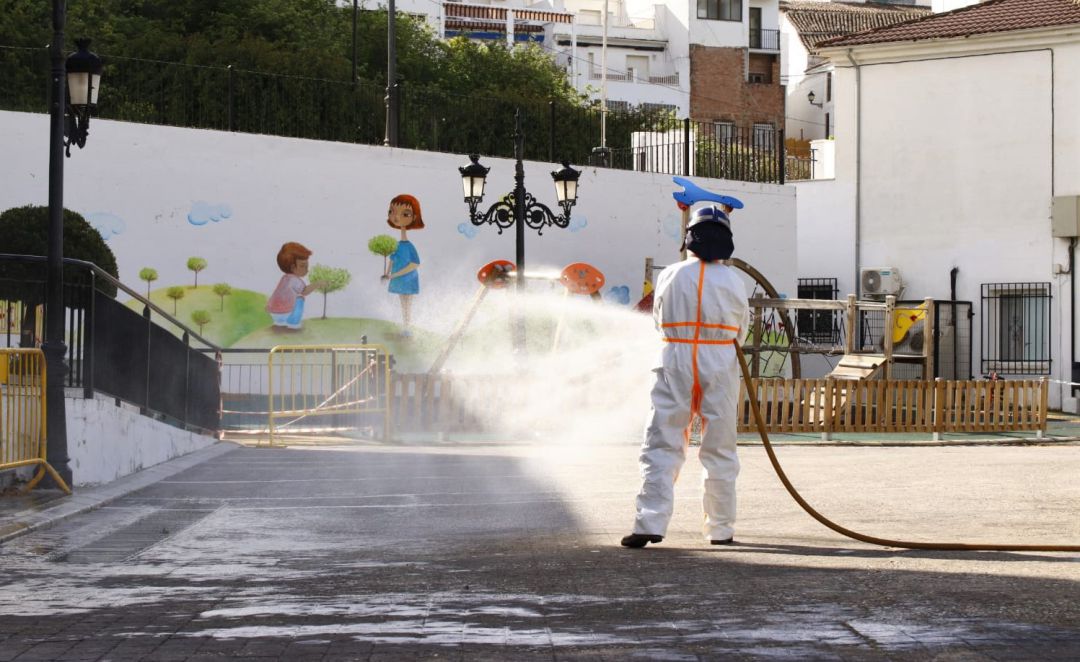 Desinfectan una plaza pública en el municipio de Serrato Desinfectan una plaza pública en el municipio de Serrato