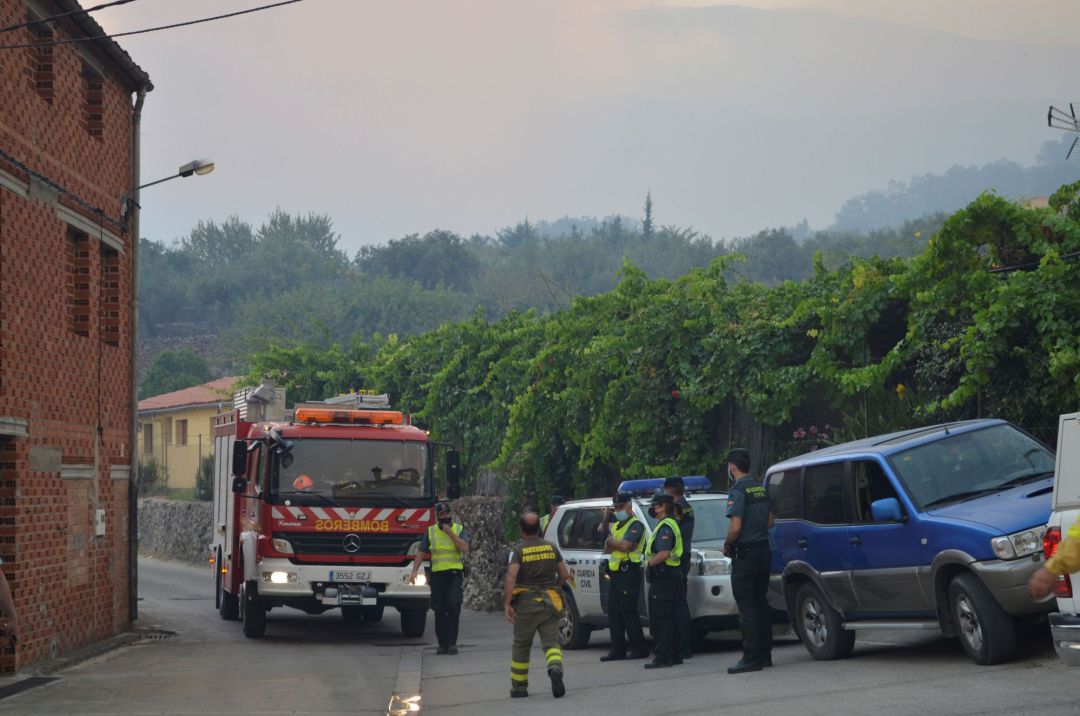 Medios terrestres, entre ellos bomberos y agentes forestales, transitan por el municipio de Aldeanueva del Vera Medios terrestres, entre ellos bomberos y agentes forestales, transitan por el municipio de Aldeanueva del Vera