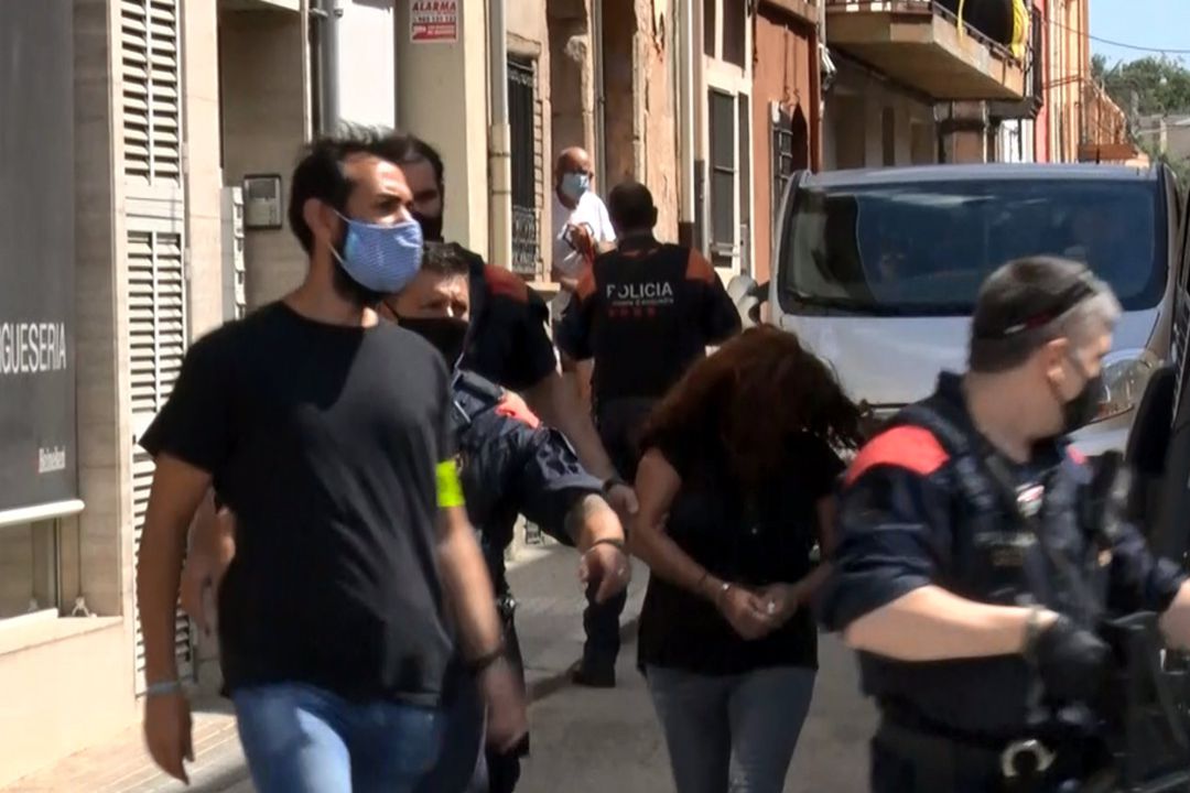 Els Mossos d'Esquadra enduent-se una detinguda a Santa Coloma de Farners Els Mossos d'Esquadra enduent-se una detinguda a Santa Coloma de Farners