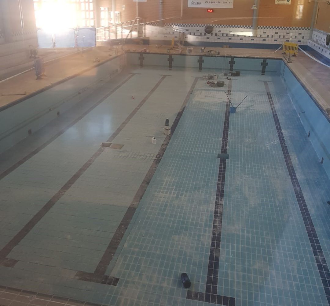 Intervención en la piscina municipal de Linares. Intervención en la piscina municipal de Linares.