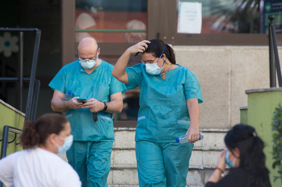 Personal de la Residencia de mayores A Milagrosa sale del geriátrico donde se está realizando un cribado para descartar la existencia de casos de coronavirus entre los usuarios y los trabajadores de la misma, en Lugo. Personal de la Residencia de mayores A Milagrosa sale del geriátrico donde se está realizando un cribado para descartar la existencia de casos de coronavirus entre los usuarios y los trabajadores de la misma, en Lugo.