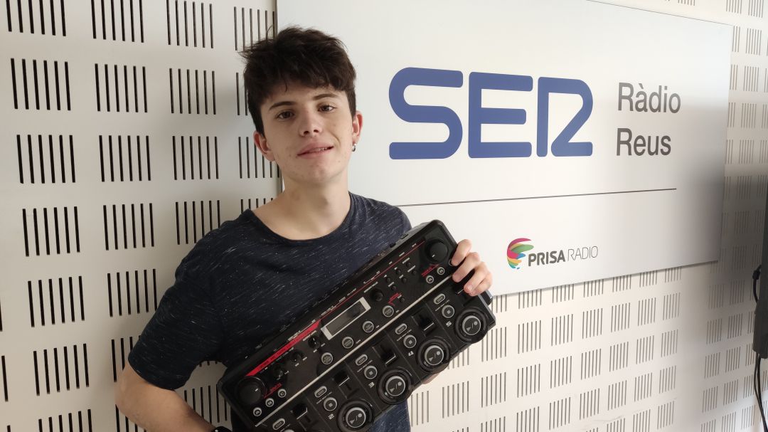 Marc Mas, Skelem, als estudis de Ràdio Reus amb la seva "loopstation". Marc Mas, Skelem, als estudis de Ràdio Reus amb la seva "loopstation".