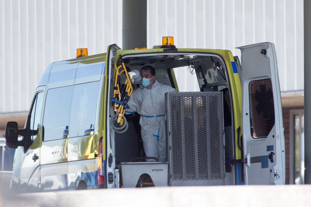 Un profesional sanitario prepara la camilla para bajar de la ambulancia a un paciente con Covid-19.
Un profesional sanitario prepara la camilla para bajar de la ambulancia a un paciente con Covid-19.