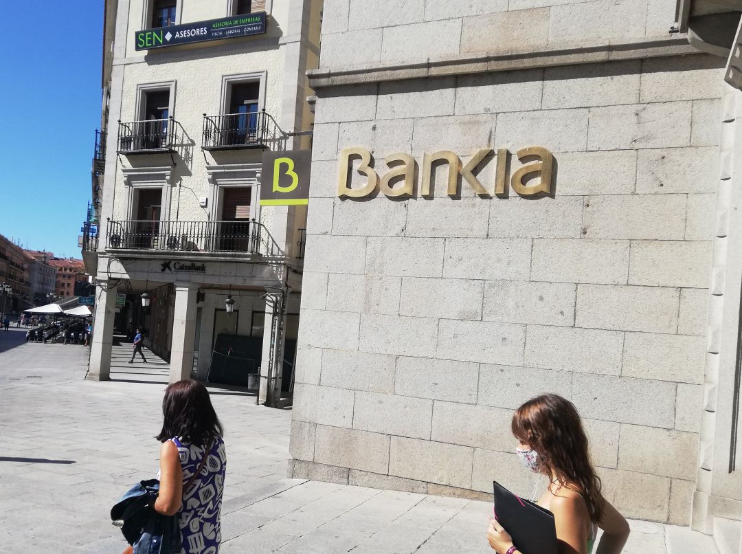 Oficinas de Bankia y Caixabank a escasos metros en la Avenida del Acueducto de Segovia Oficinas de Bankia y Caixabank a escasos metros en la Avenida del Acueducto de Segovia
