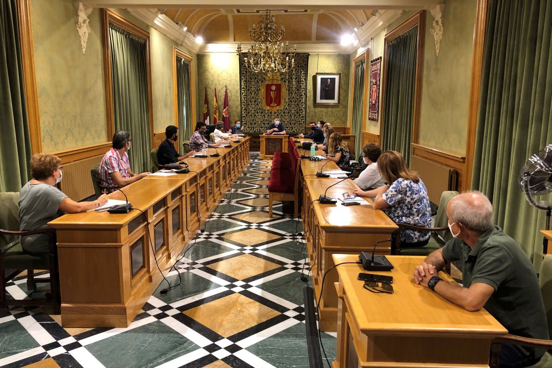 Reunión en el Ayuntamiento de Cuenca con AMPAS y directores de colegios Reunión en el Ayuntamiento de Cuenca con AMPAS y directores de colegios