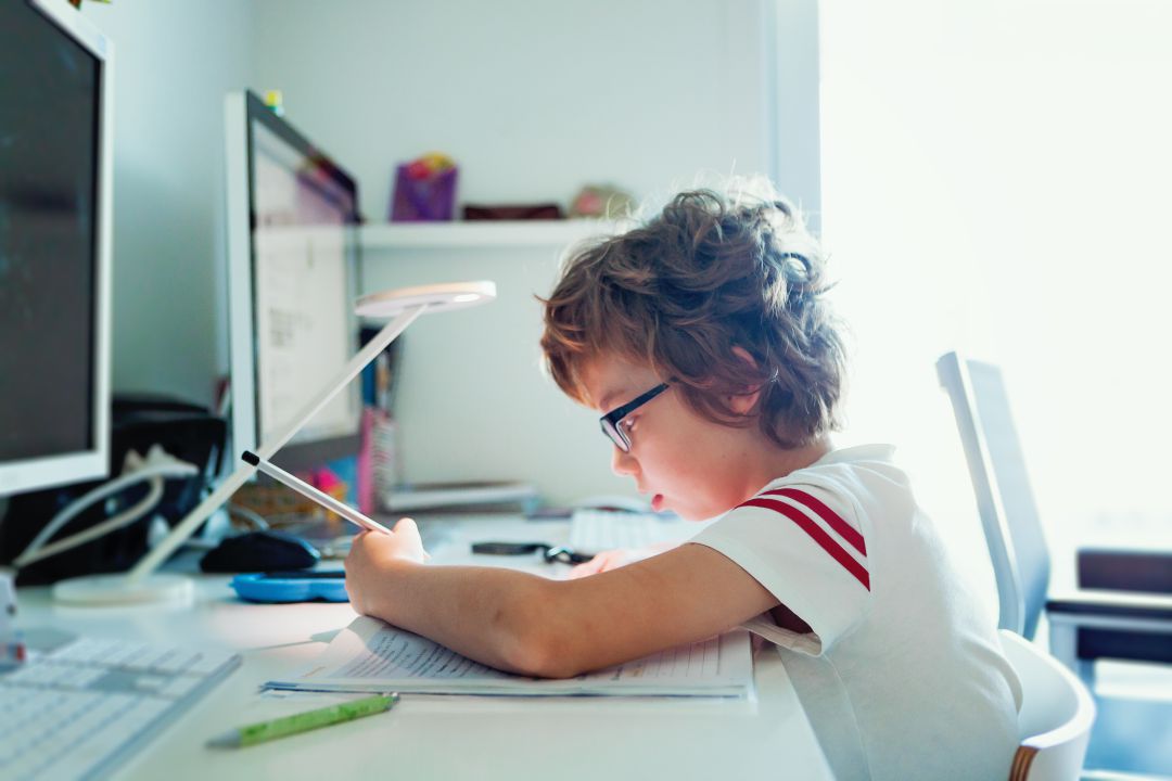 Un menor estudiando en su habitación. Un menor estudiando en su habitación.