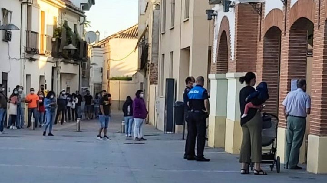 Cada día se producen largas colas a las puertas del ayuntamiento pinteño esperando coger hora para una cita. Cada día se producen largas colas a las puertas del ayuntamiento pinteño esperando coger hora para una cita.
