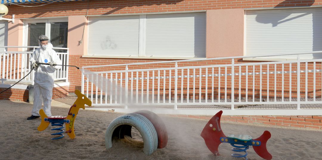 Un operario desinfecta una zona de juegos de un colegio de Valdemoro durante la campaña que ha comenzado esta semana y concluye el lunes. Un operario desinfecta una zona de juegos de un colegio de Valdemoro durante la campaña que ha comenzado esta semana y concluye el lunes.