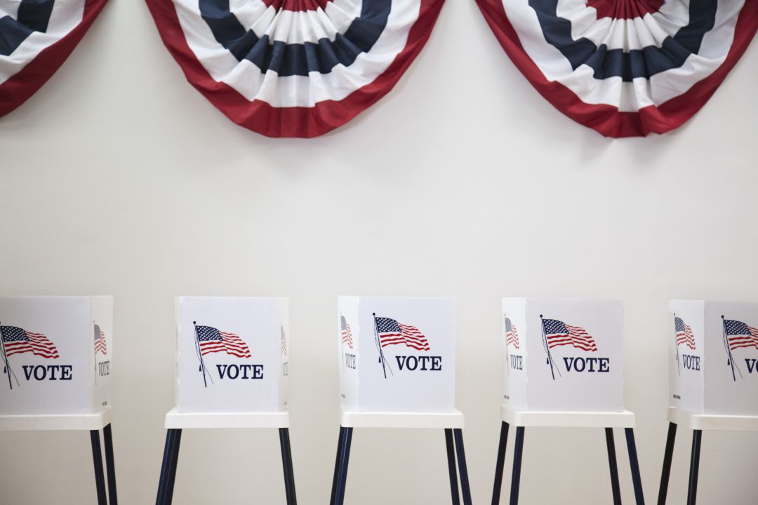 Urnas de votación en un colegio electoral de Estados Unidos Urnas de votación en un colegio electoral de Estados Unidos