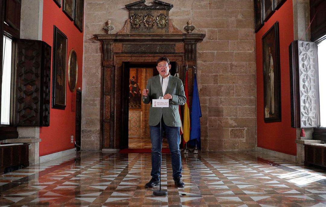 El president de la Generalitat, Ximo Puig, atiende a los medios de comunicación tras la reunión telemática que ha mantenido, desde el Palau de la Generalitat con la consellera de Sanidad, Ana Barceló El president de la Generalitat, Ximo Puig, atiende a los medios de comunicación tras la reunión telemática que ha mantenido, desde el Palau de la Generalitat con la consellera de Sanidad, Ana Barceló