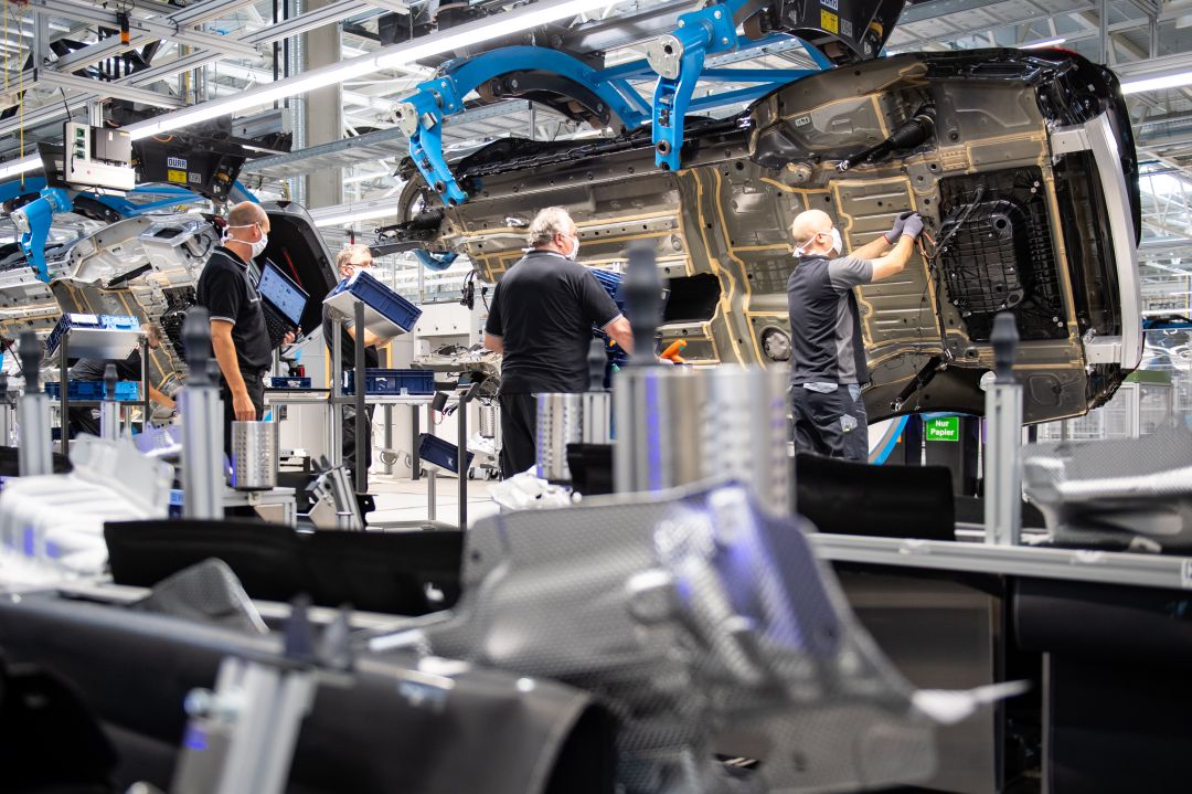 Trabajadores de una fábrica de Mercedes en Alemania Trabajadores de una fábrica de Mercedes en Alemania