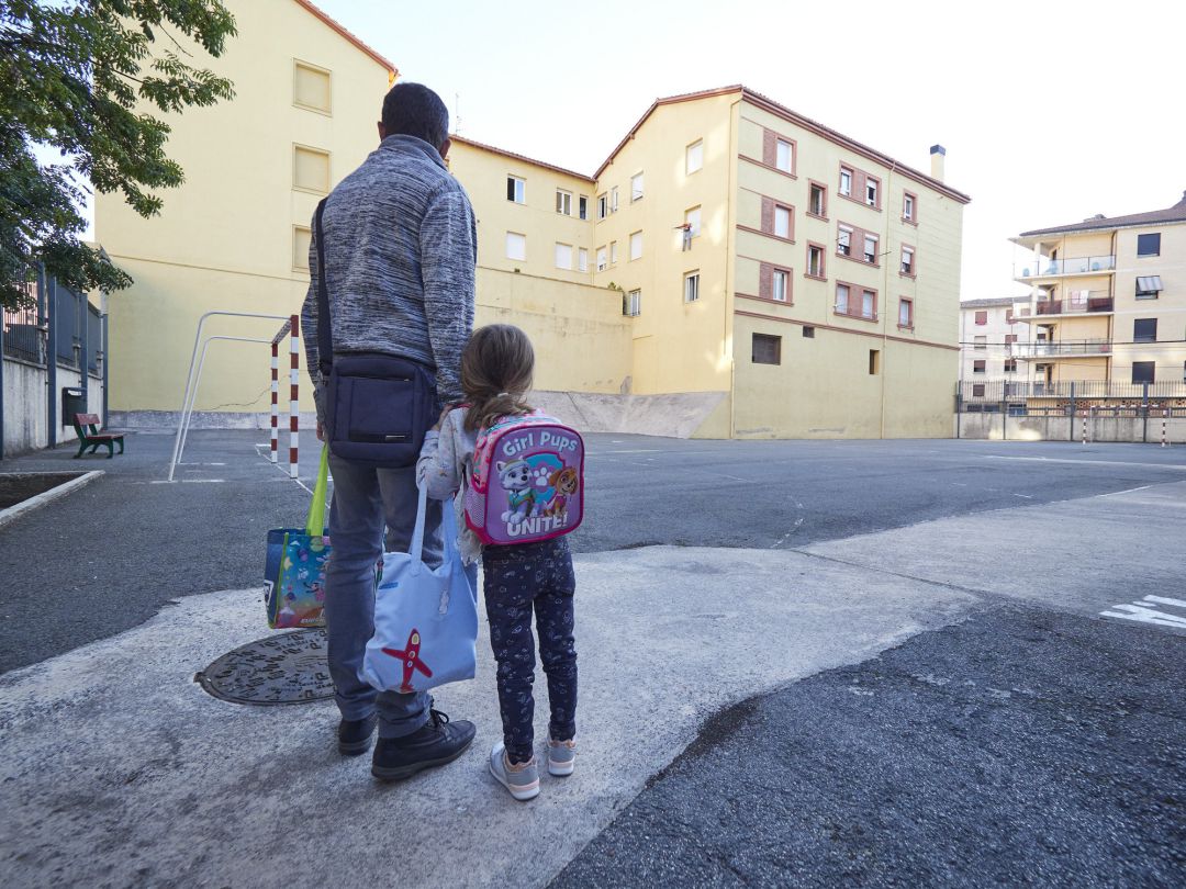 Un padre frente a las puertas del Colegio Público Víctor Pradera en el primer día de colegio del curso escolar 2020-2021 en Pamplona, Navarra Un padre frente a las puertas del Colegio Público Víctor Pradera en el primer día de colegio del curso escolar 2020-2021 en Pamplona, Navarra
