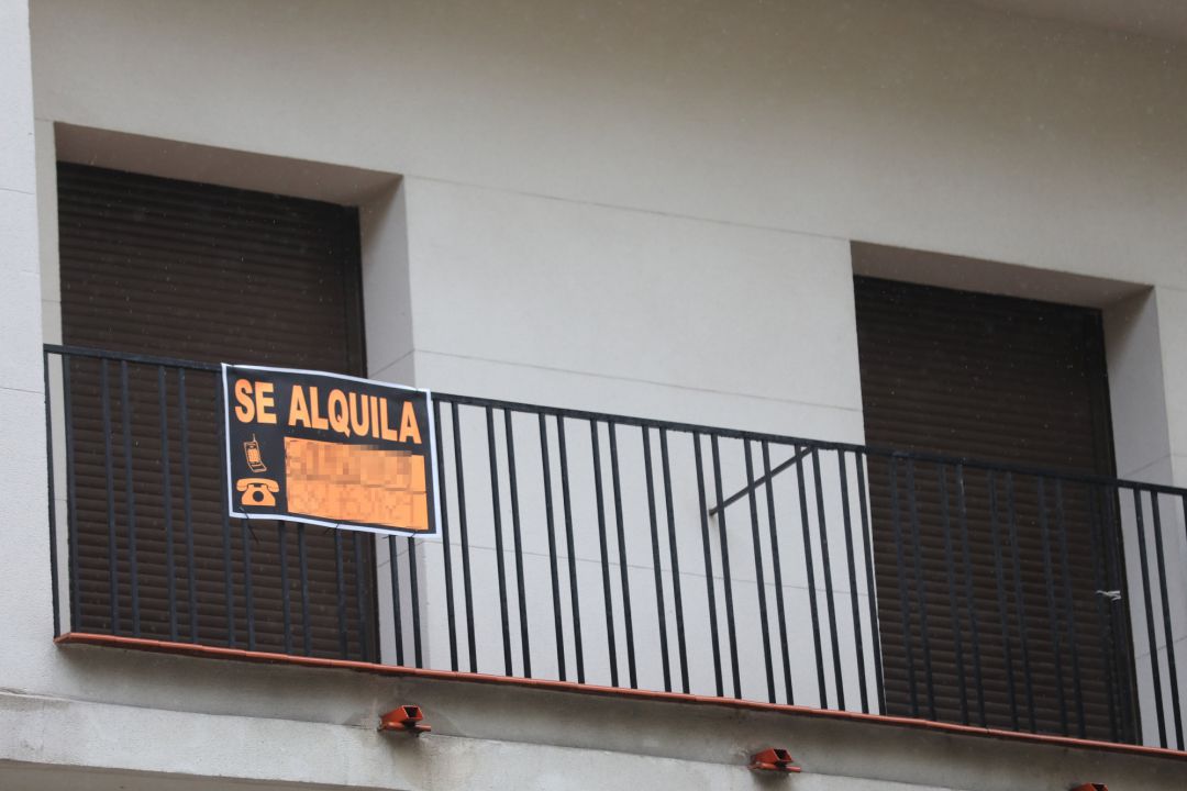 Cartel en una terraza que anuncia el alquiler de una casa Cartel en una terraza que anuncia el alquiler de una casa