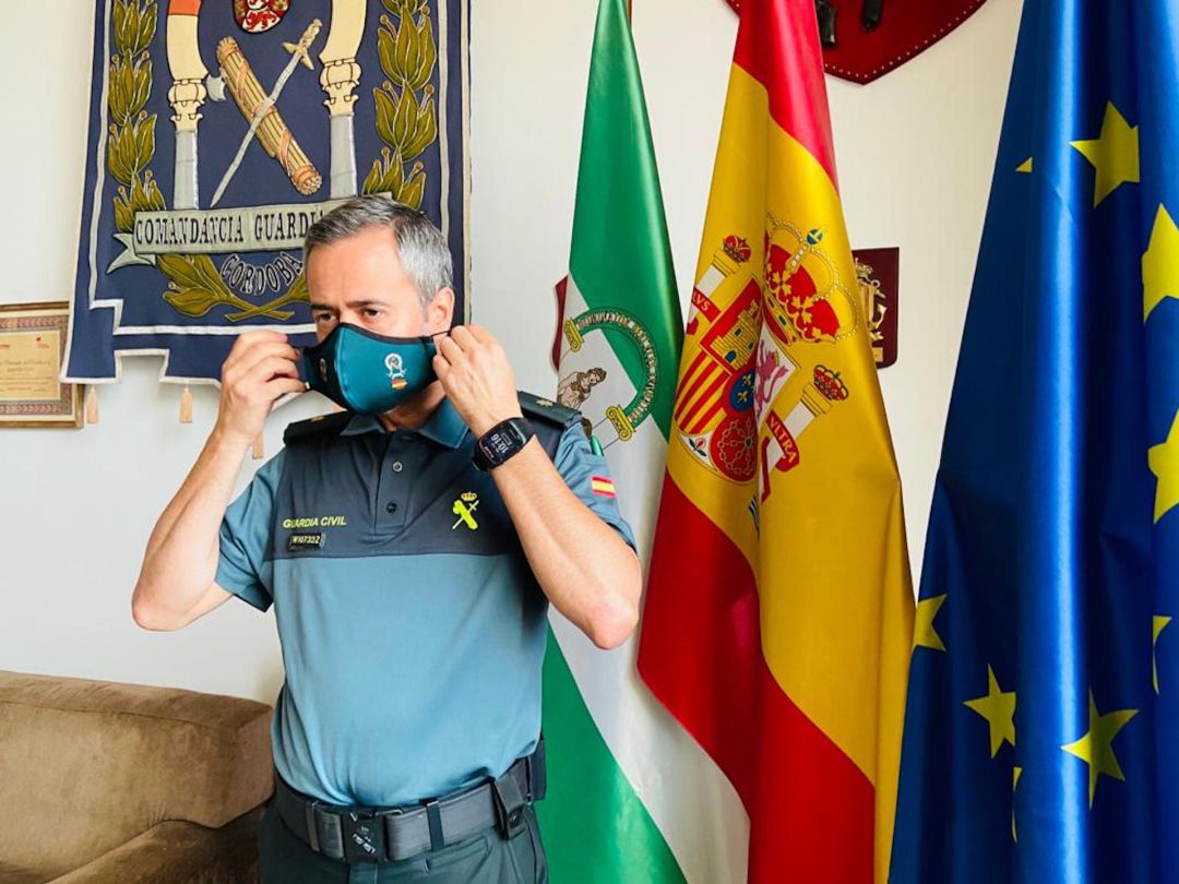 El Comandante Emilio Muñoz se coloca una mascarilla en un 'hall' de la comandancia de Córdoba El Comandante Emilio Muñoz se coloca una mascarilla en un 'hall' de la comandancia de Córdoba