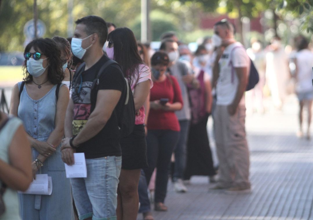 Varios docentes y personal administrativo hacen colas en las inmediaciones del IES María Zambrano para realizar los test serológicos del coronavirus en Leganés (Madrid) Varios docentes y personal administrativo hacen colas en las inmediaciones del IES María Zambrano para realizar los test serológicos del coronavirus en Leganés (Madrid)
