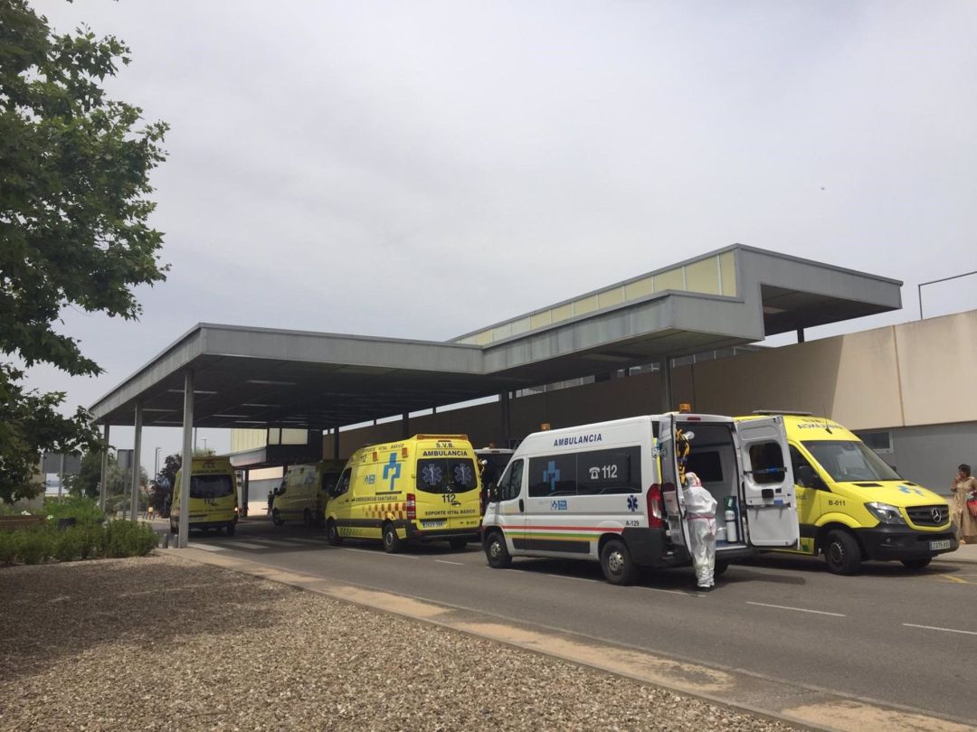 Imagen de archivo de las ambulancias a la entrada del servicio de urgencias del Hospital San Pedro de Logroño. Imagen de archivo de las ambulancias a la entrada del servicio de urgencias del Hospital San Pedro de Logroño.