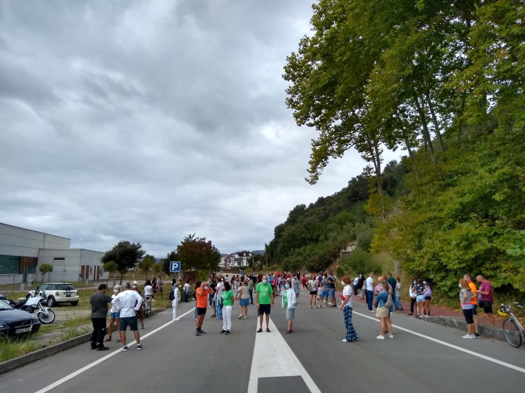 Varios padres y madres de Argoños se concentran en el límite con Santoña para manifestar su descontento a que comience el curso escolar con el municipio confinado Varios padres y madres de Argoños se concentran en el límite con Santoña para manifestar su descontento a que comience el curso escolar con el municipio confinado