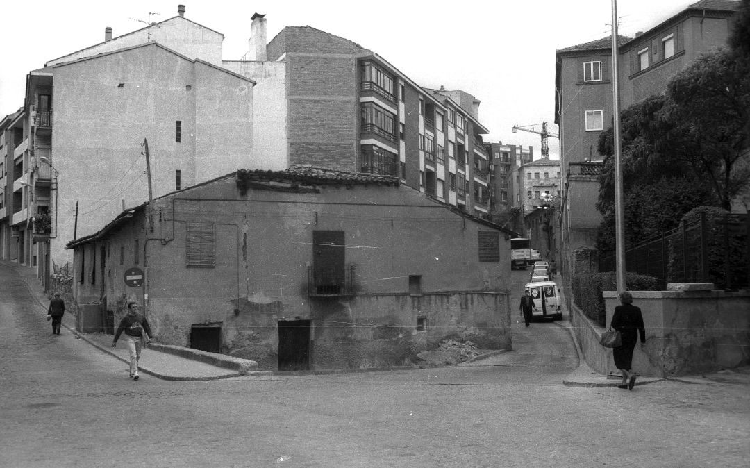 Edificio ya desaparecido en la confluencia de las calles Morillo y Antonio Machado a finales de los noventa del Siglo XX Edificio ya desaparecido en la confluencia de las calles Morillo y Antonio Machado a finales de los noventa del Siglo XX
