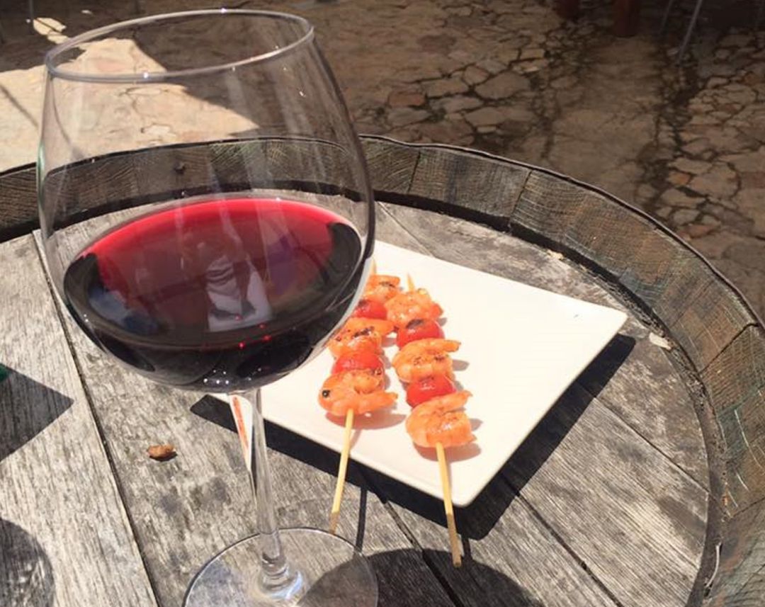 Vino tinto y una tapa Vino tinto y una tapa