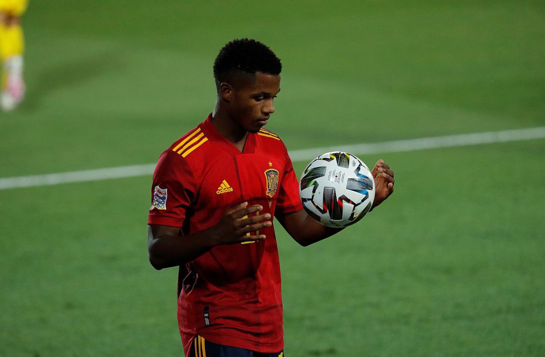 El delantero de la selección española Ansu Fati coge el balón durante el partido de la Liga de Naciones. El delantero de la selección española Ansu Fati coge el balón durante el partido de la Liga de Naciones.