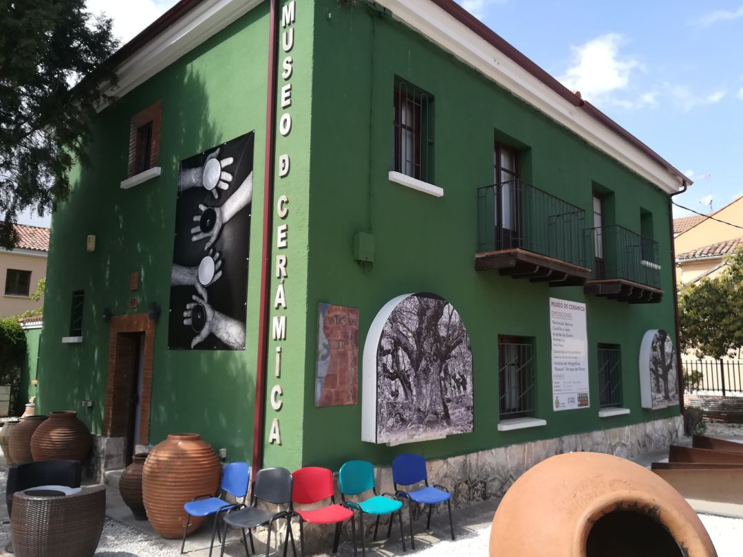 La Escuela de Cerámica se encuentra junto al museo La Escuela de Cerámica se encuentra junto al museo
