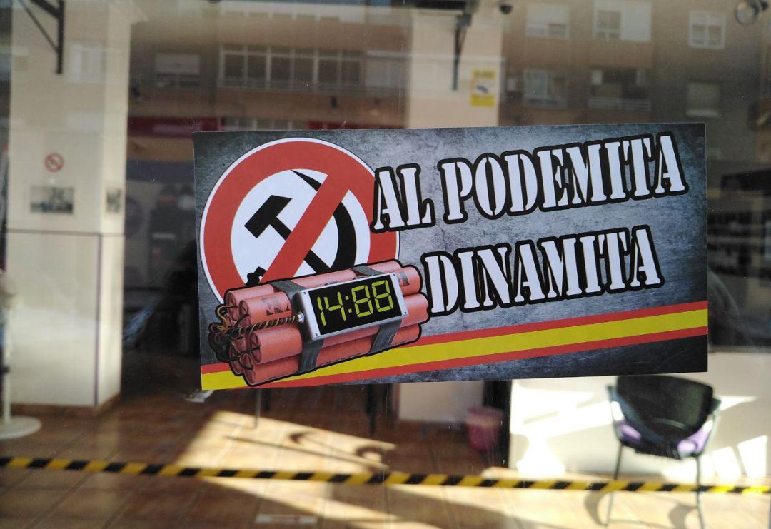 Pegatinas que han aparecido en la sede de Podemos de Cartagena Pegatinas que han aparecido en la sede de Podemos de Cartagena