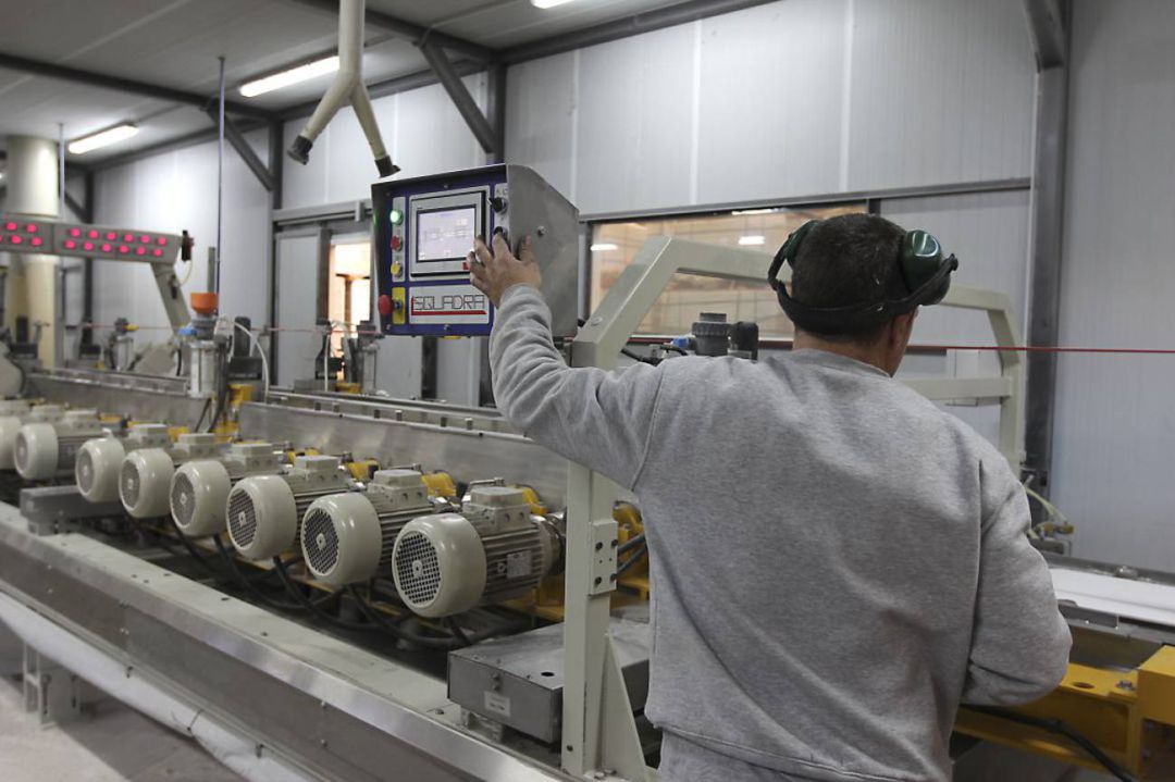 Imagen de un trabajador en una empresa cerámica. Imagen de un trabajador en una empresa cerámica.