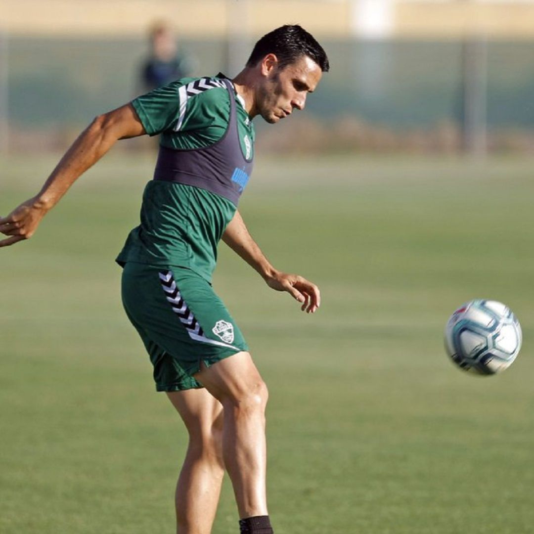 El jugador del Elche Ramón Folch da toques al balón durante una sesión El jugador del Elche Ramón Folch da toques al balón durante una sesión