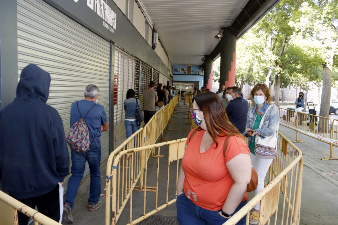 Cues de ciutadans per fer-se la prova PCR a Tàrrega. Cues de ciutadans per fer-se la prova PCR a Tàrrega.