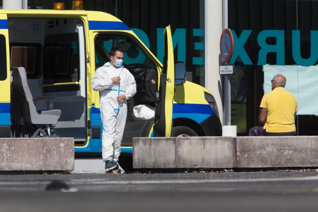 Un profesional sanitario baja de la ambulancia en la que viaja un paciente con Covid-19 que ha sido trasladado desde el Hospital de O Incio al Hospital de Lugo. Un profesional sanitario baja de la ambulancia en la que viaja un paciente con Covid-19 que ha sido trasladado desde el Hospital de O Incio al Hospital de Lugo.