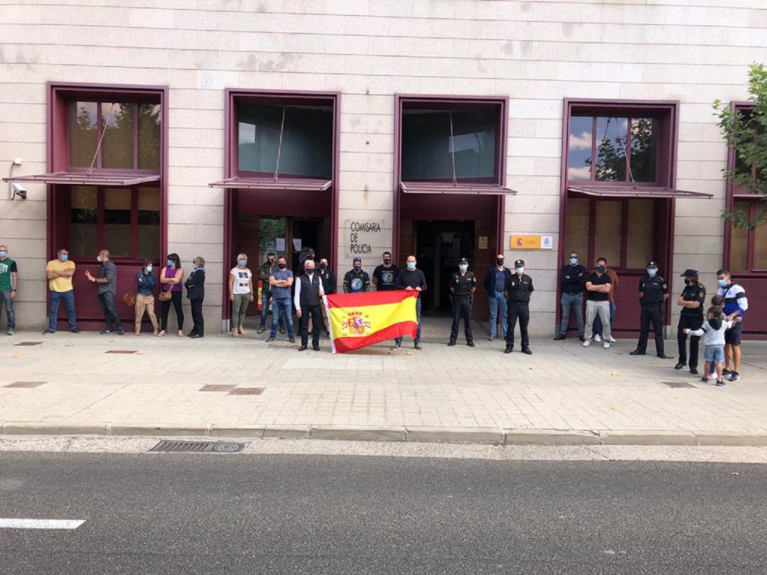 Concentración a las puertas de la Comisaría Provincial de Palencia Concentración a las puertas de la Comisaría Provincial de Palencia