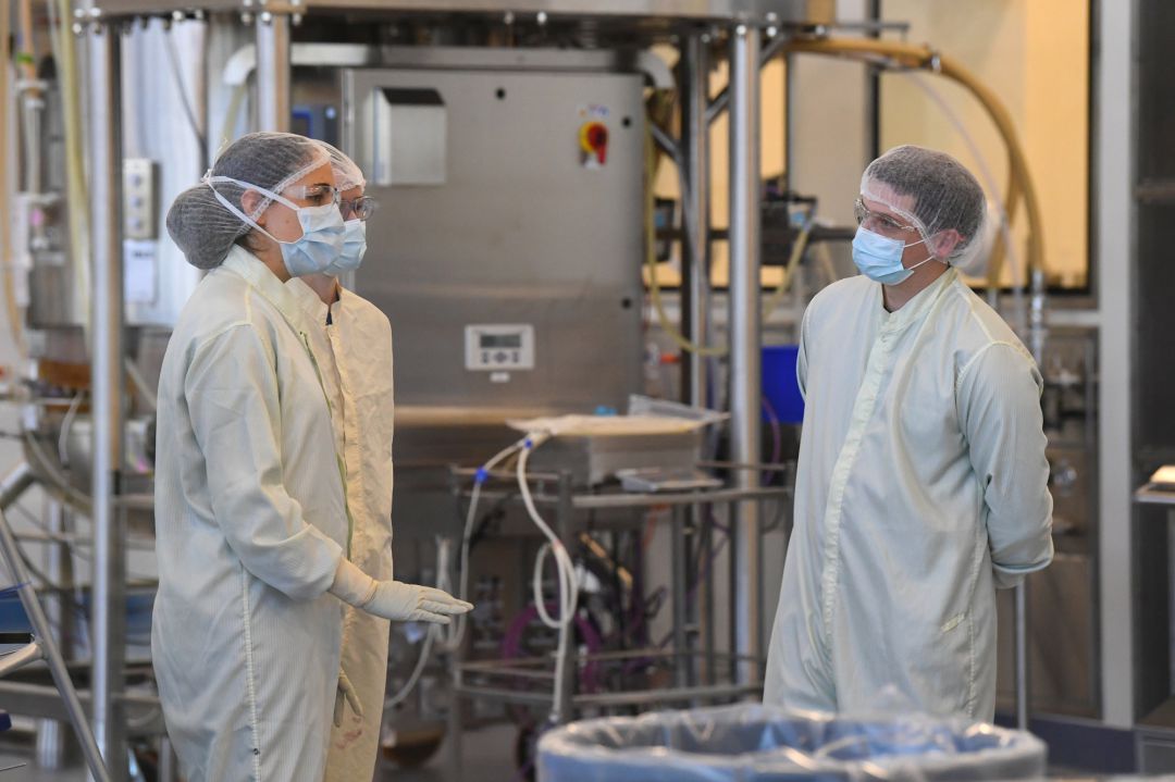Científicos trabajan en un laboratorio. Científicos trabajan en un laboratorio.
