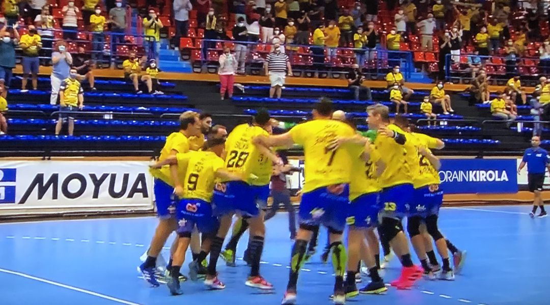 Los jugadores de Bidasoa celebran la victoria contra PAUC Los jugadores de Bidasoa celebran la victoria contra PAUC