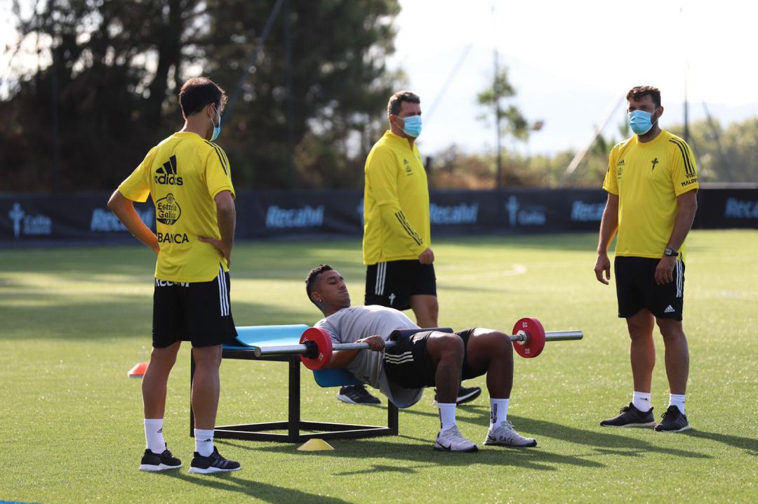 Renato Tapia durante un entrenamiento en A Madroa Renato Tapia durante un entrenamiento en A Madroa