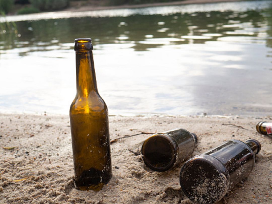 Botellines de cerveza abandonados Botellines de cerveza abandonados