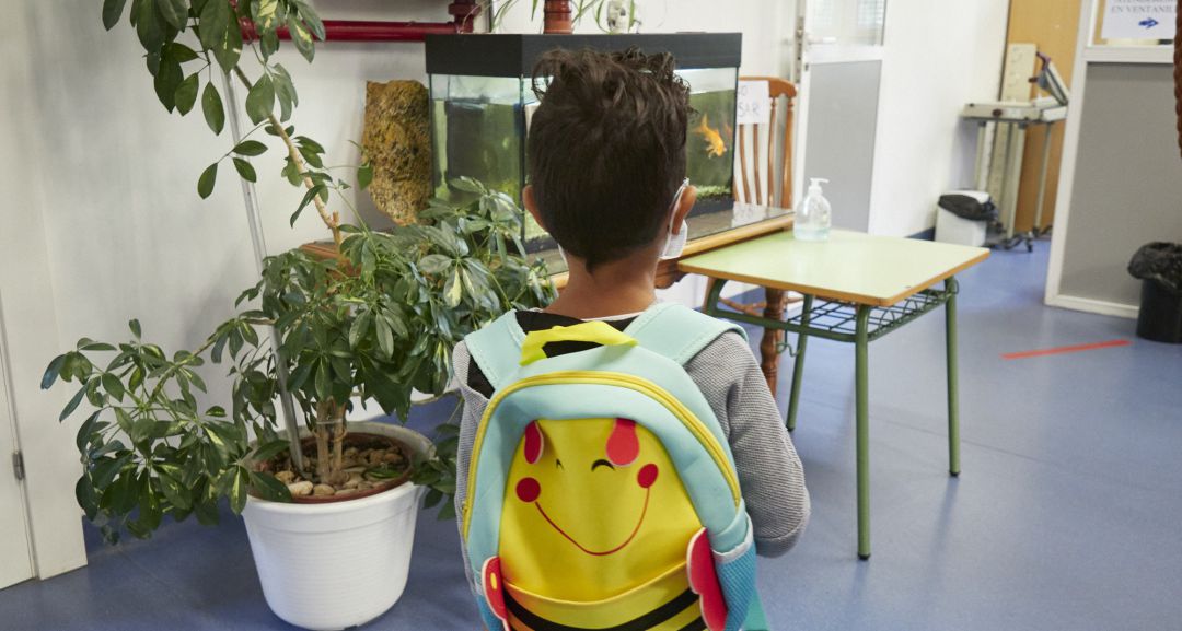 Un niño entra en clase un Colegio Público
Un niño entra en clase un Colegio Público